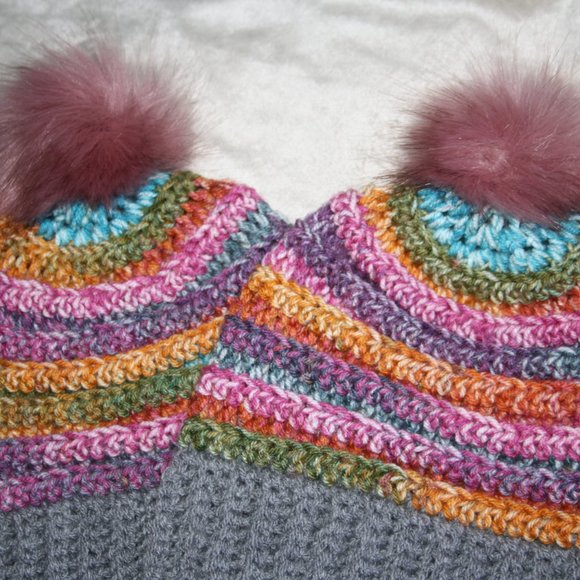 Colorful striped beanie with fur pom crocheted NEW - Picture 4 of 4